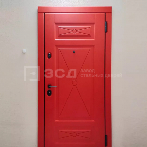 Дверь с красной панелью
