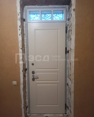 Белая входная дверь с фрамугой  по индивидуальному заказу - фото