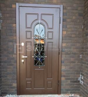 Красивая дверь со стеклопакетом и коваными элементами